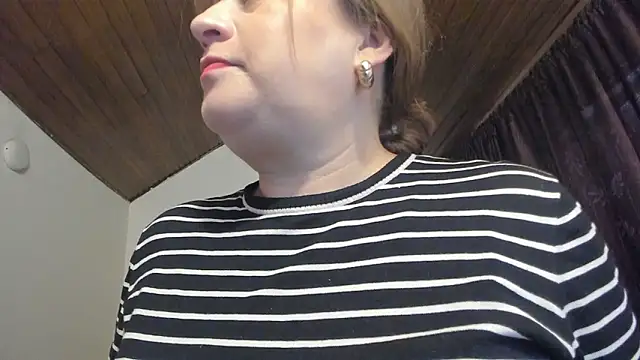 Snapshot of MonyCassius chatting on 02-04-26, 12:33 MonyCassius online show from 02-04-26, 12:33