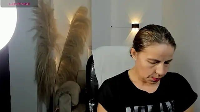 Milf karlye online show from 04-15-26, 02:06