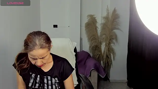 Milf karlye online show from 04-24-26, 12:45