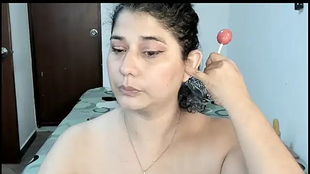 Snapshot of alinabozz1 chatting on 07-11-26, 04:35 alinabozz1 online show from 07-11-26, 04:35