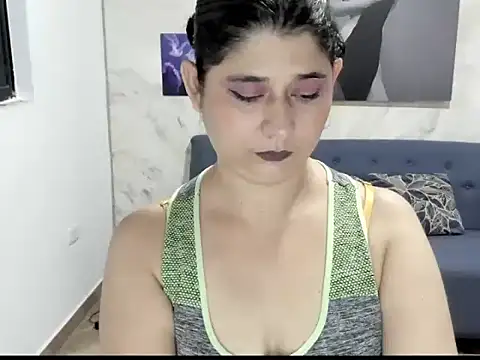 Snapshot of alinabozz1 chatting on 06-06-26, 02:39 alinabozz1 online show from 06-06-26, 02:39