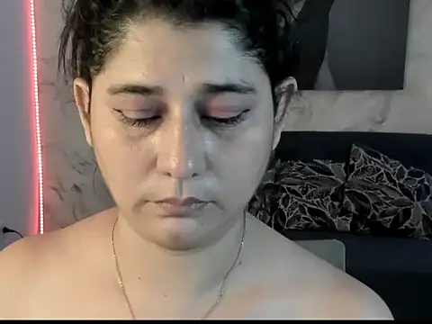 Snapshot of alinabozz1 chatting on 06-14-26, 05:19 alinabozz1 online show from 06-14-26, 05:19