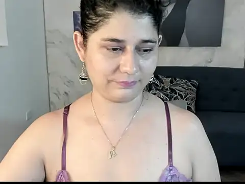 Snapshot of alinabozz1 chatting on 06-12-26, 05:16 alinabozz1 online show from 06-12-26, 05:16