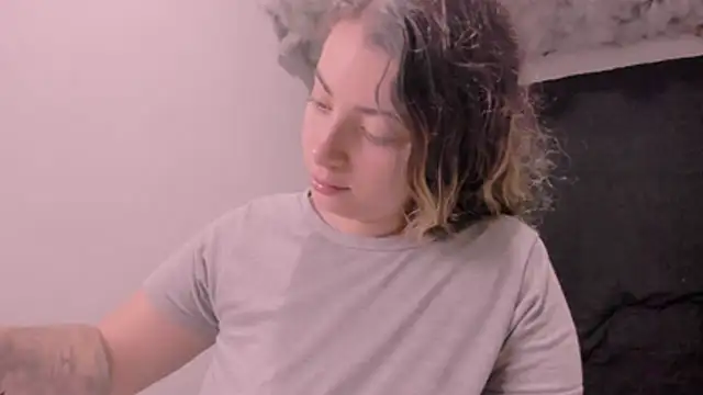 Snapshot of Lauu_G chatting on 11-04-25, 10:19 Lauu G online show from 11-04-25, 10:19