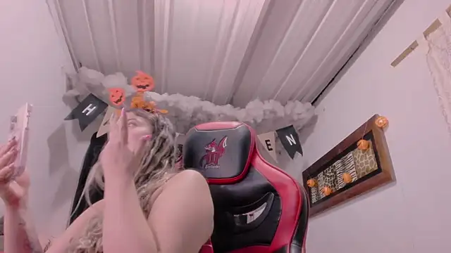 Snapshot of Lauu_G chatting on 10-25-25, 01:49 Lauu G online show from 10-25-25, 01:49