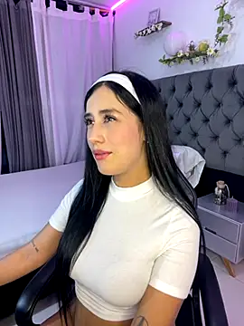 Snapshot of Amiirra_ chatting on 09-14-25, 01:06 Amiirra online show from 09-14-25, 01:06
