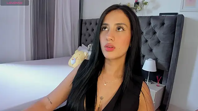 Snapshot of Amiirra_ chatting on 02-18-26, 04:58 Amiirra online show from 02-18-26, 04:58