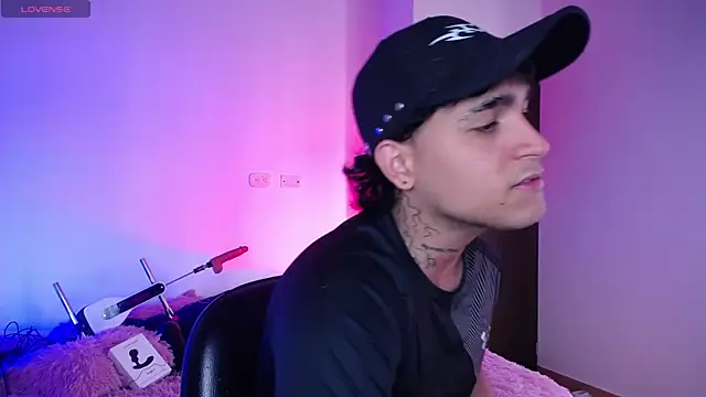 Snapshot of christianwang chatting on 10-21-25, 08:41 christianwang online show from 10-21-25, 08:41