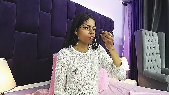 SaraFlores online show from 12-19-24, 03:18