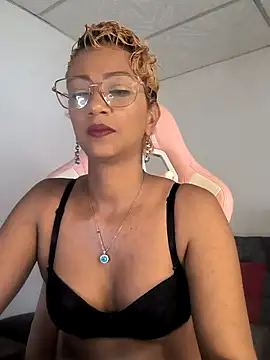 Snapshot of Amaliu_ chatting on 10-04-25, 03:13 Amaliu online show from 10-04-25, 03:13