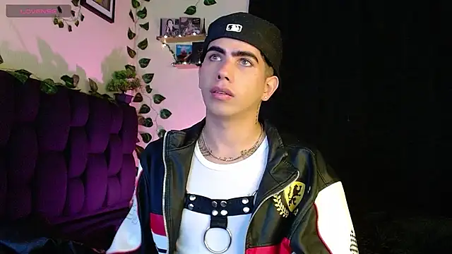 LyleBennett  online show from 02-07-25, 02:04