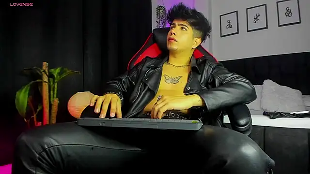 Snapshot of LyleBennett_ chatting on 07-01-26, 10:48 LyleBennett online show from 07-01-26, 10:48