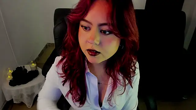 Snapshot of crimson_tati_ chatting on 10-23-25, 04:11 crimson tati online show from 10-23-25, 04:11