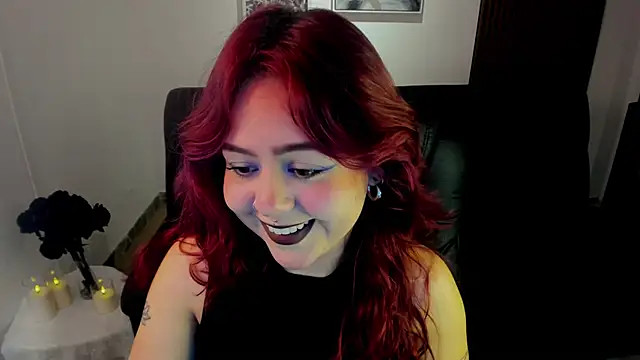 Snapshot of crimson_tati_ chatting on 10-22-25, 04:23 crimson tati online show from 10-22-25, 04:23