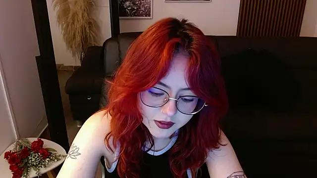 Snapshot of crimson_tati_ chatting on 02-21-25, 05:24 crimson tati online show from 02-21-25, 05:24