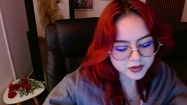 Snapshot of crimson_tati_ chatting on 02-25-25, 06:25 crimson tati online show from 02-25-25, 06:25