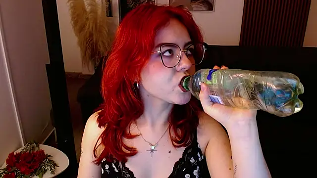 Snapshot of crimson_tati_ chatting on 03-21-25, 05:11 crimson tati online show from 03-21-25, 05:11