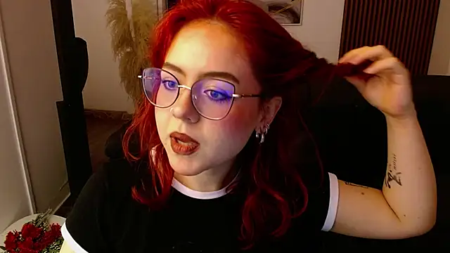 Snapshot of crimson_tati_ chatting on 03-18-25, 04:07 crimson tati online show from 03-18-25, 04:07