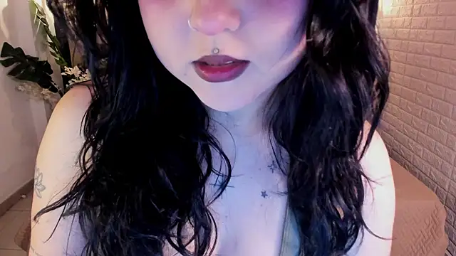 Snapshot of crimson_tati_ chatting on 07-19-26, 02:03 crimson tati online show from 07-19-26, 02:03