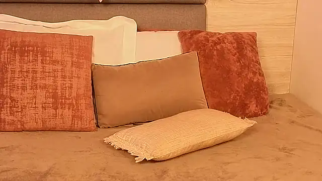 Lily Miiller online show from 10-27-25, 08:43