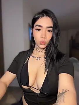 Snapshot of Nickiiiii chatting on 06-18-26, 11:54 Nickiiiii online show from 06-18-26, 11:54