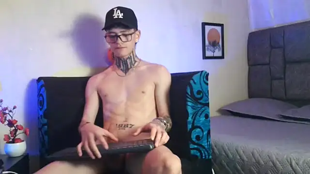 Snapshot of Dan_brownn chatting on 03-22-25, 02:59 Dan brownn online show from 03-22-25, 02:59