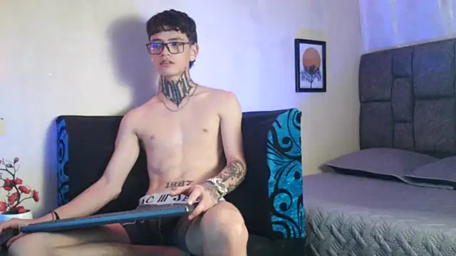 Snapshot of Dan_brownn chatting on 03-22-25, 09:42 Dan brownn online show from 03-22-25, 09:42