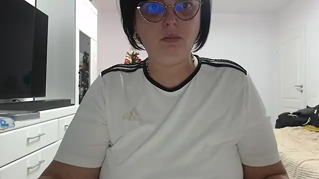 Amandamuller1982 online show from 12-17-25, 08:47