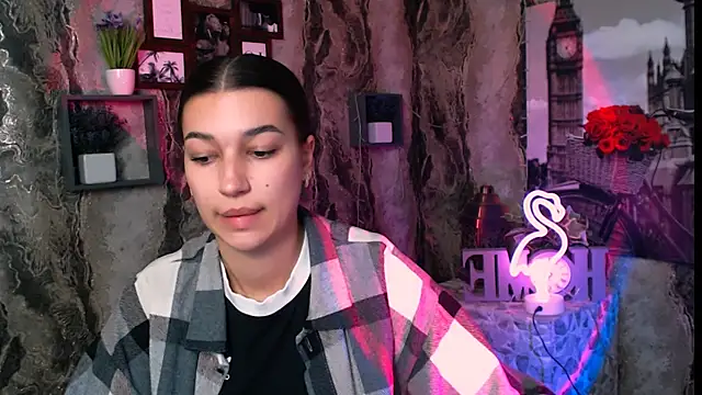 Snapshot of KarolinaRosse_ chatting on 10-21-25, 05:18 KarolinaRosse online show from 10-21-25, 05:18