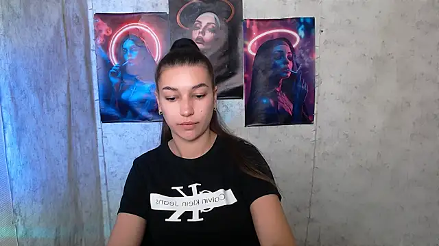 Snapshot of KarolinaRosse_ chatting on 10-14-25, 04:57 KarolinaRosse online show from 10-14-25, 04:57
