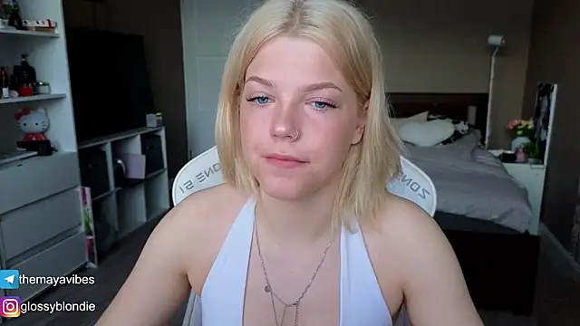 Snapshot of Maya_Rave chatting on 04-20-26, 03:20 Maya Rave online show from 04-20-26, 03:20