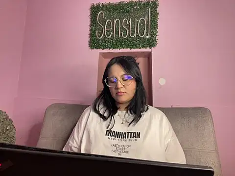 Snapshot of PoliBenett_ chatting on 02-11-25, 05:29 PoliBenett online show from 02-11-25, 05:29