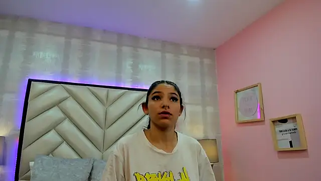 Snapshot of HazelMoret chatting on 09-16-25, 11:33 HazelMoret online show from 09-16-25, 11:33