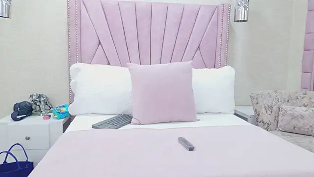 Snapshot of HazelMoret chatting on 02-12-26, 03:28 HazelMoret online show from 02-12-26, 03:28