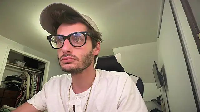 Snapshot of Dylansd chatting on 12-16-24, 01:31 Dylansd online show from 12-16-24, 01:31