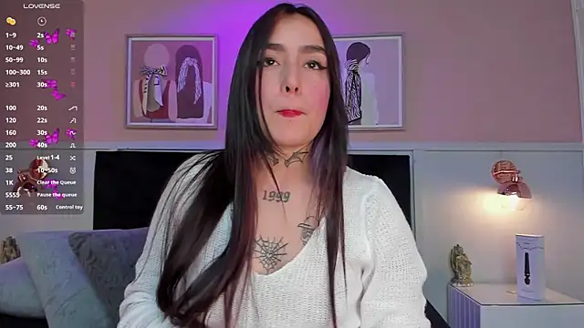 Snapshot of elodie_walker chatting on 10-19-25, 01:36 elodie walker online show from 10-19-25, 01:36