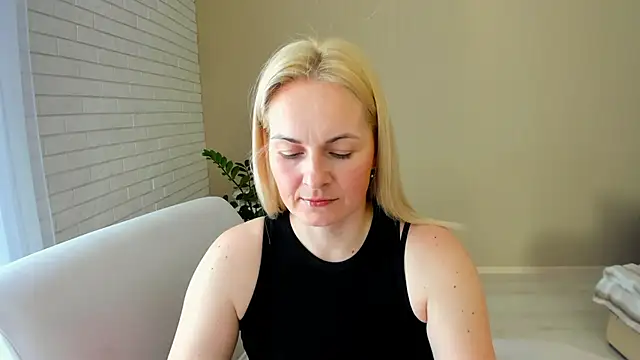 Snapshot of Alicee_Gracee chatting on 03-11-26, 11:04 Alicee Gracee online show from 03-11-26, 11:04