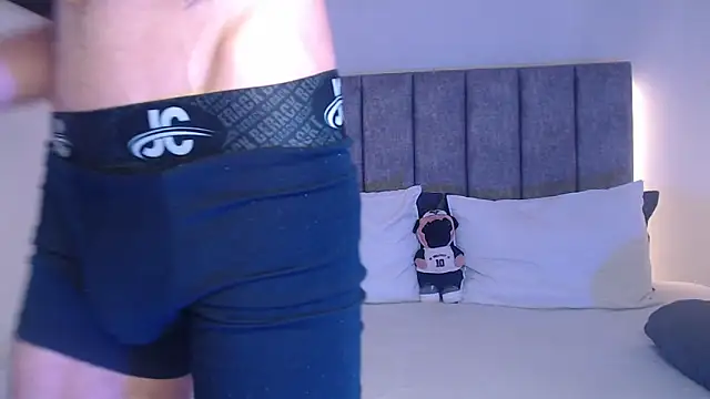 Snapshot of evil_boys_77 chatting on 01-07-25, 02:20 evil boys 77 online show from 01-07-25, 02:20