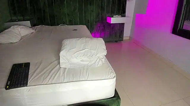 Lucii fer  online show from 10-20-25, 11:33