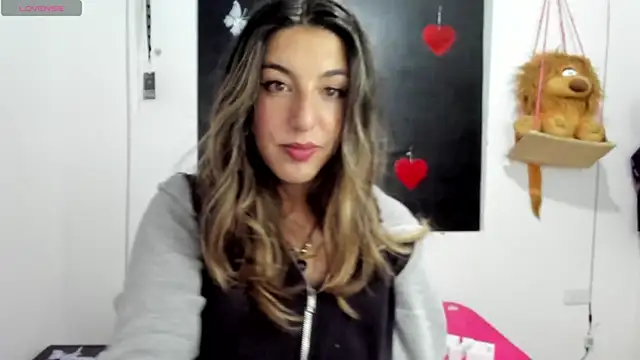Snapshot of queen-natty chatting on 01-10-25, 04:12 queen-natty online show from 01-10-25, 04:12