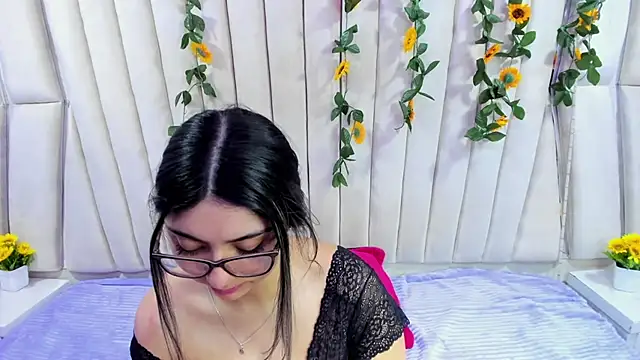 Lucy Anall  online show from 09-20-25, 10:15