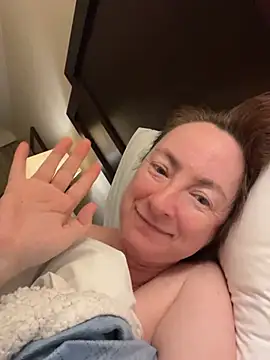 Snapshot of LouiseTswing chatting on 01-22-25, 07:03 LouiseTswing online show from 01-22-25, 07:03