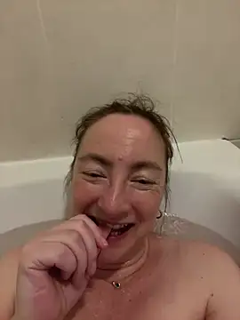 Snapshot of LouiseTswing chatting on 01-08-25, 04:33 LouiseTswing online show from 01-08-25, 04:33