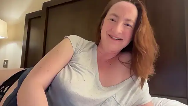 Snapshot of LouiseTswing chatting on 01-22-25, 05:28 LouiseTswing online show from 01-22-25, 05:28