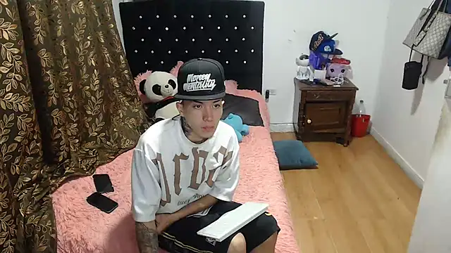 Snapshot of Kitty_and_jake chatting on 03-18-25, 04:07 Kitty and jake online show from 03-18-25, 04:07