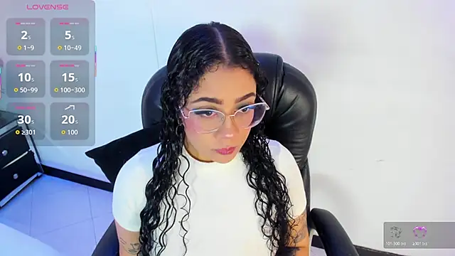 Snapshot of antonelllepiercee chatting on 10-31-25, 04:31 antonelllepiercee online show from 10-31-25, 04:31