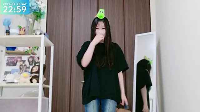 Snapshot of -SHIZUKU- chatting on 09-20-25, 02:00 -SHIZUKU- online show from 09-20-25, 02:00