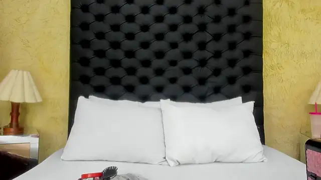 NahomiWhitel online show from 12-16-25, 04:44