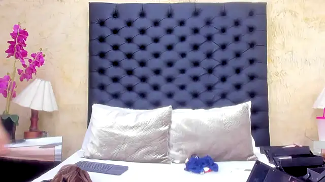 NahomiWhitel online show from 12-04-25, 04:06