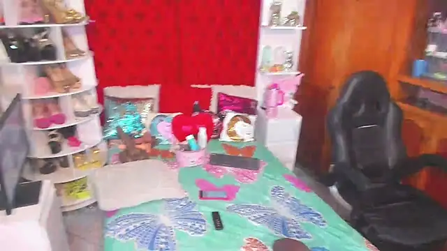 Snapshot of larafoxter chatting on 03-13-25, 08:11 larafoxter online show from 03-13-25, 08:11